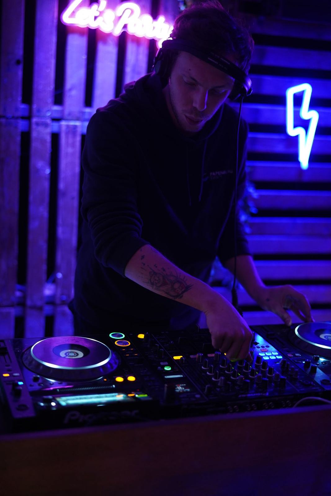 Milo Sava at the decks in purple light